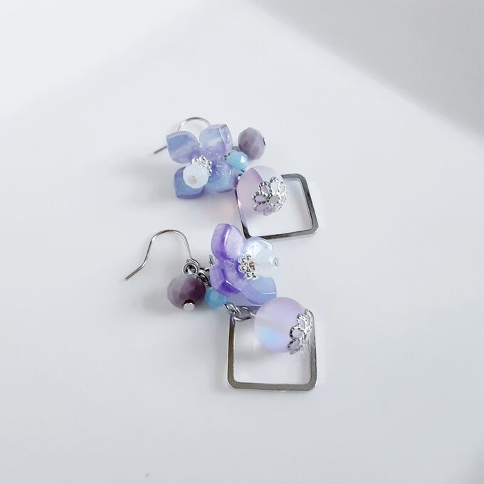 紫陽花の様なフラワーパーツとルナフラッシュが可愛い☆ライトアメジストブルー色の幻想ピアス/イヤリング