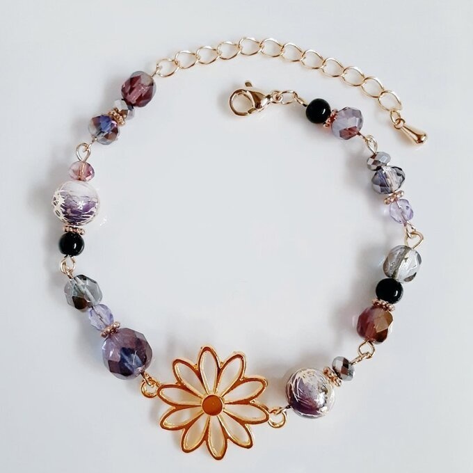 和を感じる☆大ぶりのお花の透かしチャームと唐草ビーズの和風ブレスレット(アメジストパープル)