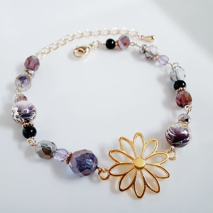 和を感じる☆大ぶりのお花の透かしチャームと唐草ビーズの和風ブレスレット(アメジストパープル)