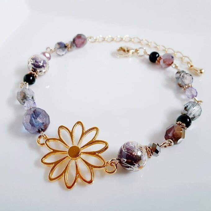 和を感じる☆大ぶりのお花の透かしチャームと唐草ビーズの和風ブレスレット(アメジストパープル)