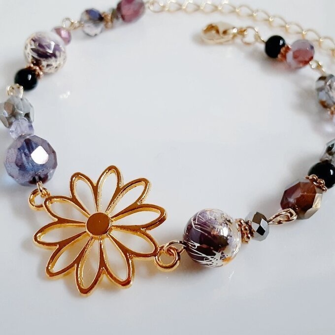 和を感じる☆大ぶりのお花の透かしチャームと唐草ビーズの和風ブレスレット(アメジストパープル)