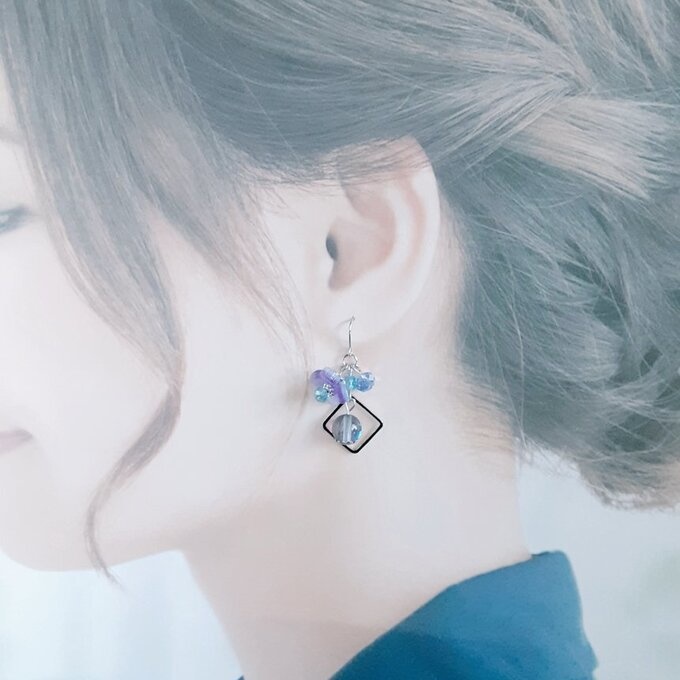 紫陽花の様なフラワーパーツとルナフラッシュが可愛い☆ブルーパープル色の幻想ピアス/イヤリング