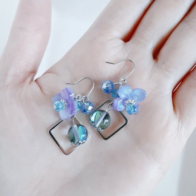 紫陽花の様なフラワーパーツとルナフラッシュが可愛い☆ブルーパープル色の幻想ピアス/イヤリング