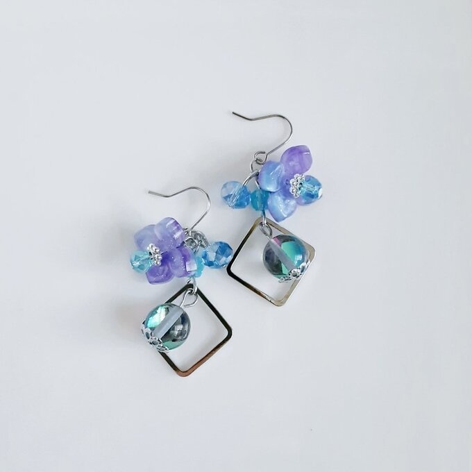 紫陽花の様なフラワーパーツとルナフラッシュが可愛い☆ブルーパープル色の幻想ピアス/イヤリング