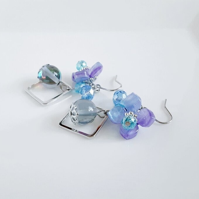 紫陽花の様なフラワーパーツとルナフラッシュが可愛い☆ブルーパープル色の幻想ピアス/イヤリング