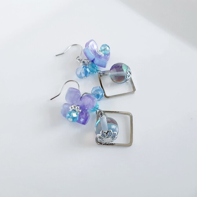 紫陽花の様なフラワーパーツとルナフラッシュが可愛い☆ブルーパープル色の幻想ピアス/イヤリング