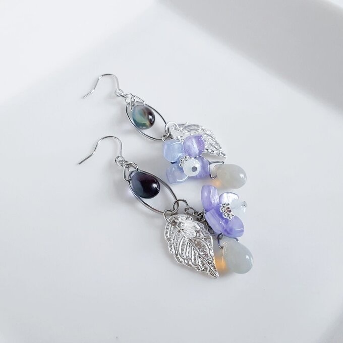 まるで羽のようなリーフパーツと紫陽花のようなフラワーパーツが揺れるシャープなお洒落ピアス/イヤリング