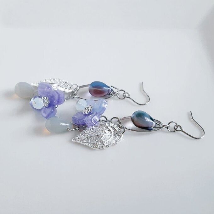 まるで羽のようなリーフパーツと紫陽花のようなフラワーパーツが揺れるシャープなお洒落ピアス/イヤリング