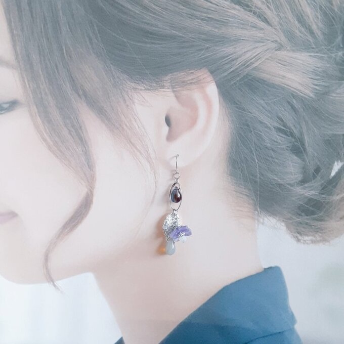 まるで羽のようなリーフパーツと紫陽花のようなフラワーパーツが揺れるシャープなお洒落ピアス/イヤリング