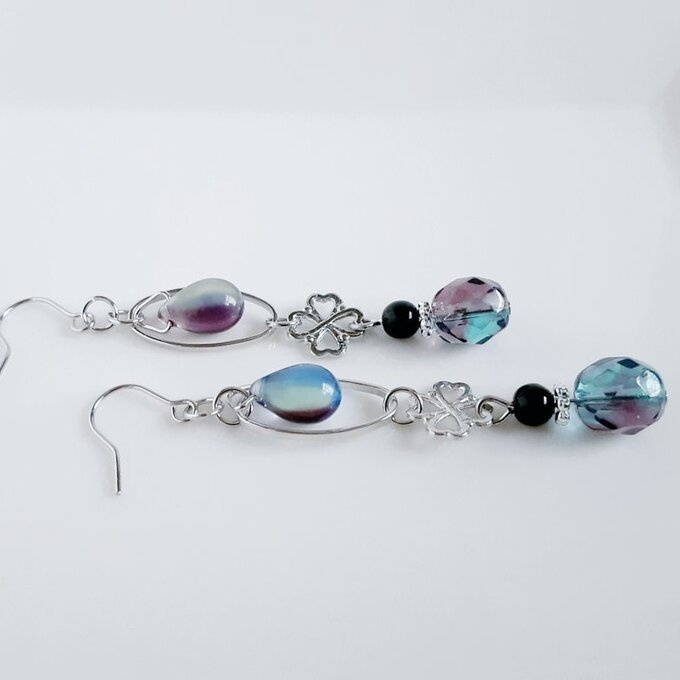 再販☆しずくが揺れるオーバルフープとチェコビーズと四葉のクローバーのピアス/イヤリング(バイオレットグリーン)