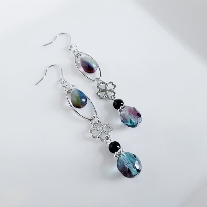 再販☆しずくが揺れるオーバルフープとチェコビーズと四葉のクローバーのピアス/イヤリング(バイオレットグリーン)