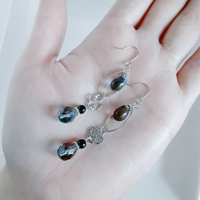 再販☆しずくが揺れるオーバルフープとチェコビーズと四葉のクローバーのピアス/イヤリング(バイオレットグリーン)