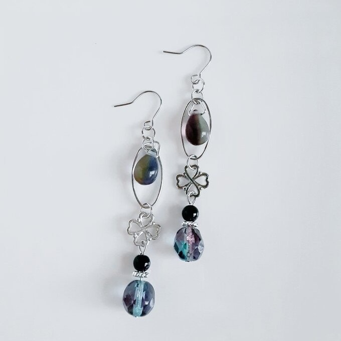 再販☆しずくが揺れるオーバルフープとチェコビーズと四葉のクローバーのピアス/イヤリング(バイオレットグリーン)