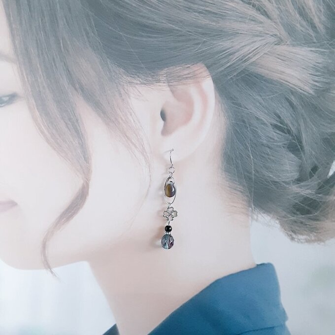 再販☆しずくが揺れるオーバルフープとチェコビーズと四葉のクローバーのピアス/イヤリング(バイオレットグリーン)