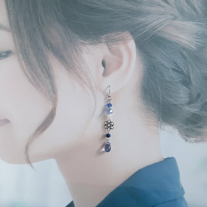 再販➄☆お花の透かしとガラスビーズの紫陽花ブルーカラーのピアス/イヤリング