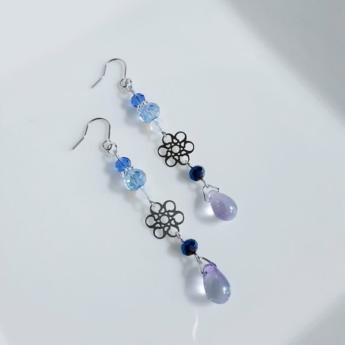 再販➄☆お花の透かしとガラスビーズの紫陽花ブルーカラーのピアス/イヤリング
