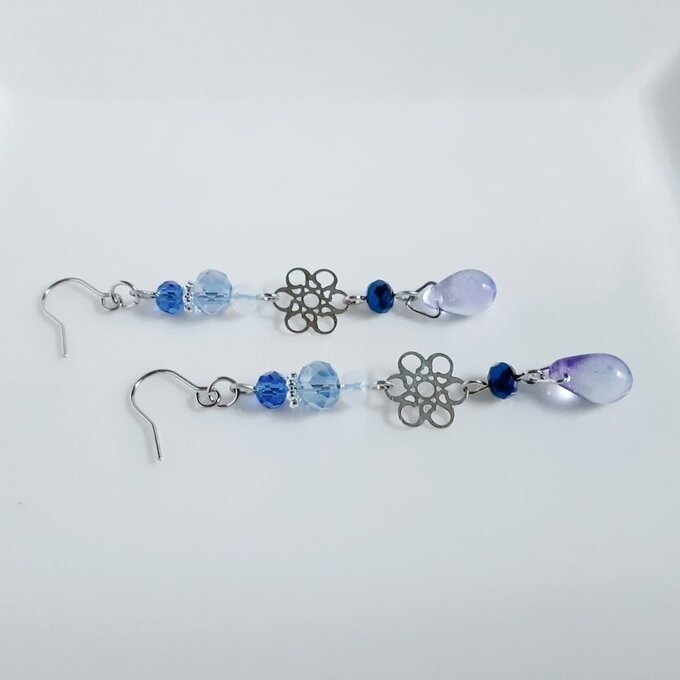 再販➄☆お花の透かしとガラスビーズの紫陽花ブルーカラーのピアス/イヤリング