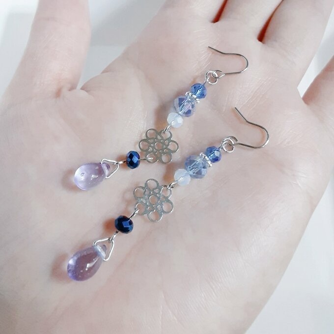 再販➄☆お花の透かしとガラスビーズの紫陽花ブルーカラーのピアス/イヤリング