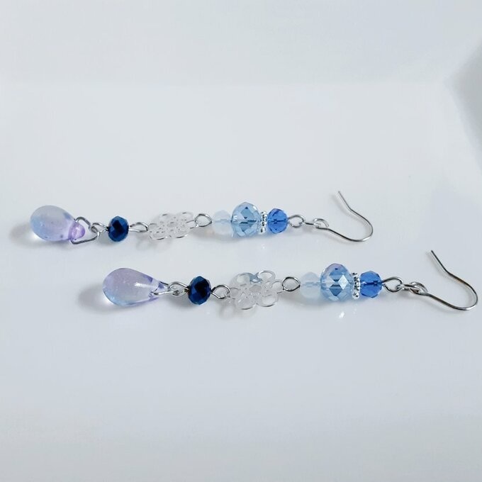再販➄☆お花の透かしとガラスビーズの紫陽花ブルーカラーのピアス/イヤリング
