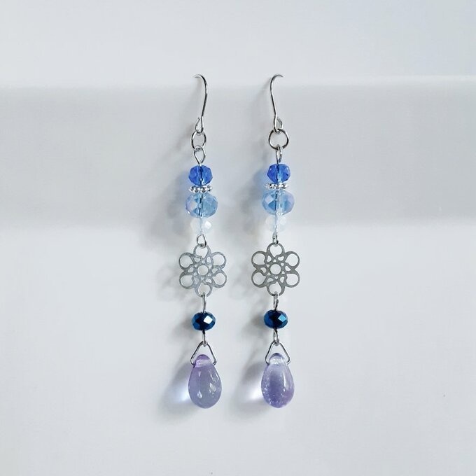 再販④☆お花の透かしとガラスビーズの紫陽花ブルーカラーのピアス/イヤリング