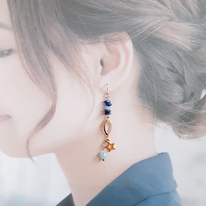 お星様が素敵☆アクリルフレームストーンとラピスラズリの揺れるピアス/イヤリング(青)