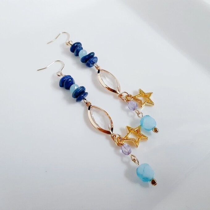 お星様が素敵☆アクリルフレームストーンとラピスラズリの揺れるピアス/イヤリング(青)