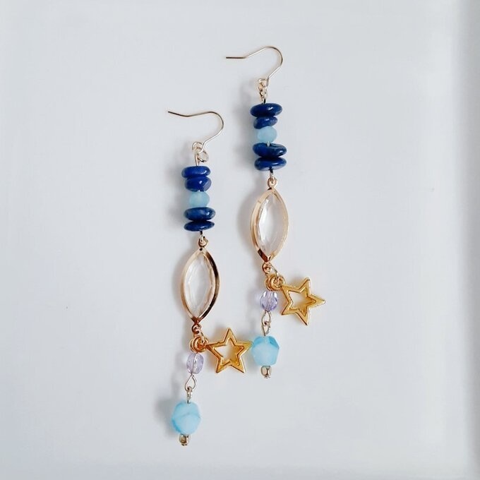 お星様が素敵☆アクリルフレームストーンとラピスラズリの揺れるピアス/イヤリング(青)