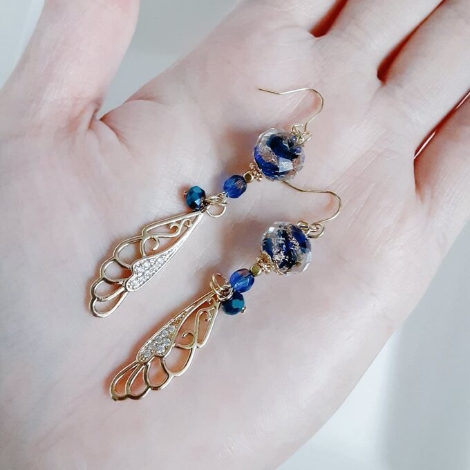 1ペアのみ☆まるで蝶の羽のようなジルコニアチャームととんぼ玉ビーズが綺麗なピアス/イヤリング(青)
