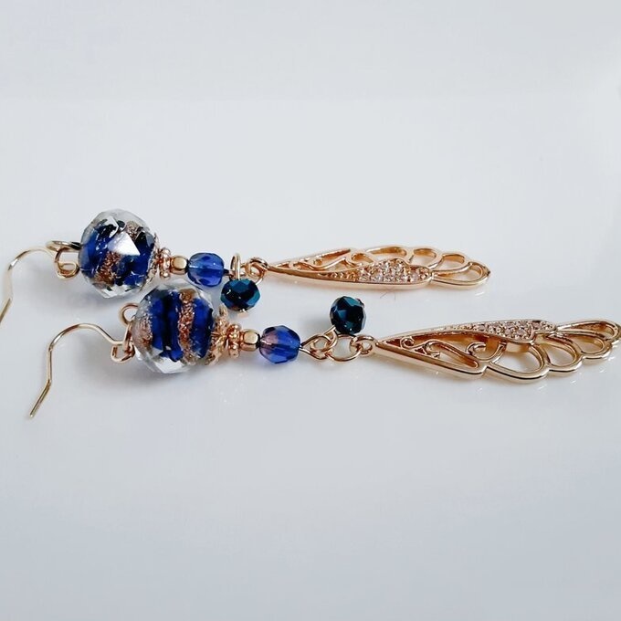 1ペアのみ☆まるで蝶の羽のようなジルコニアチャームととんぼ玉ビーズが綺麗なピアス/イヤリング(青)