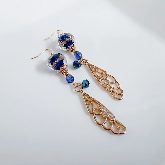1ペアのみ☆まるで蝶の羽のようなジルコニアチャームととんぼ玉ビーズが綺麗なピアス/イヤリング(青)