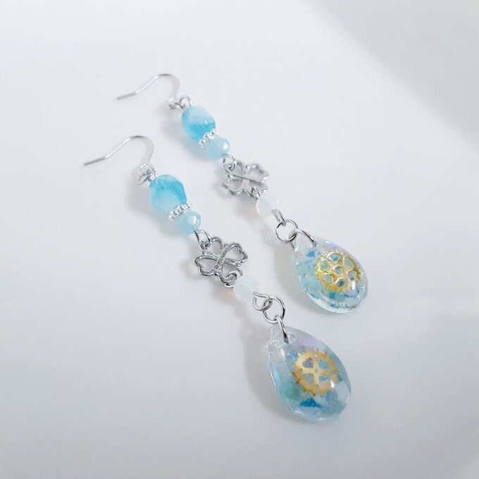 四葉のクローバーとぷっくりしずく型レジンパーツの紫陽花ブルーカラーのスチームパンク風のピアス/イヤリング