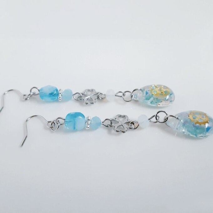 四葉のクローバーとぷっくりしずく型レジンパーツの紫陽花ブルーカラーのスチームパンク風のピアス/イヤリング