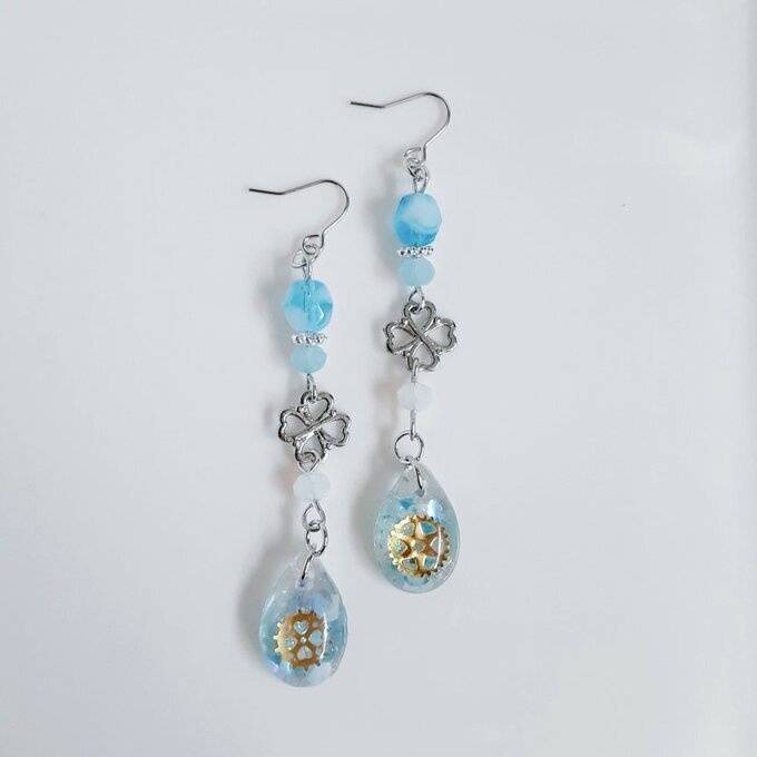 四葉のクローバーとぷっくりしずく型レジンパーツの紫陽花ブルーカラーのスチームパンク風のピアス/イヤリング