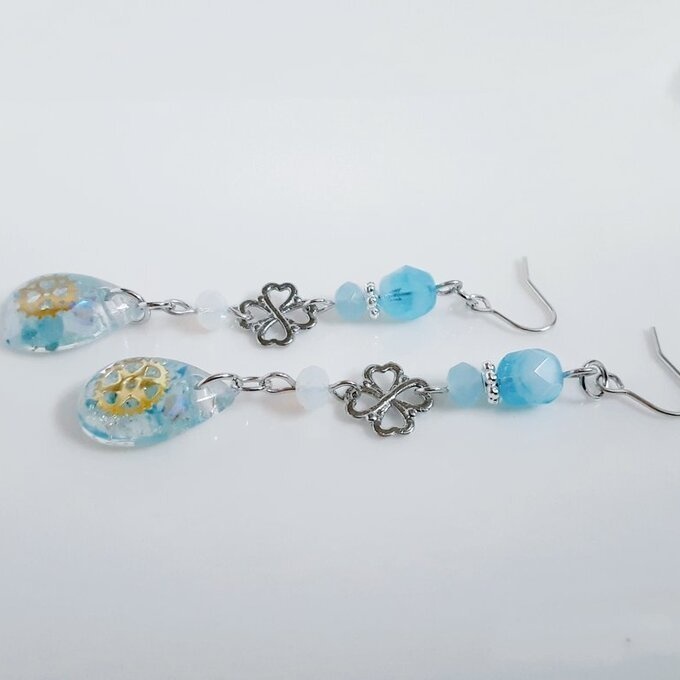 四葉のクローバーとぷっくりしずく型レジンパーツの紫陽花ブルーカラーのスチームパンク風のピアス/イヤリング