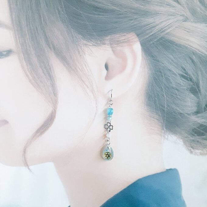 四葉のクローバーとぷっくりしずく型レジンパーツの紫陽花ブルーカラーのスチームパンク風のピアス/イヤリング