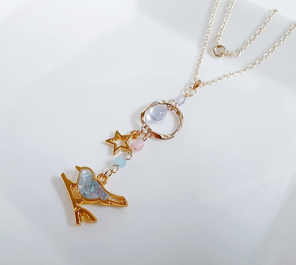 世界にひとつだけ☆お星様が揺れる☆紫陽花ブルーカラーの可愛い枝付き小鳥さんのネックレス