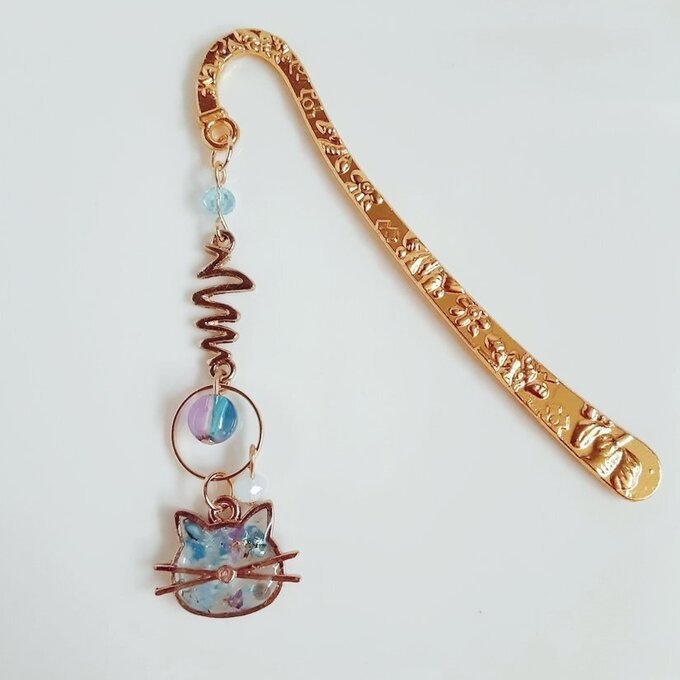 プレゼントにも自分用にもぴったり☆紫陽花ブルーカラーのひげ猫ちゃんのブックマーク/しおり(文庫本用)