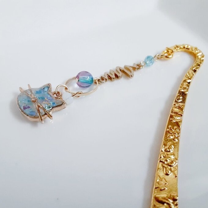 プレゼントにも自分用にもぴったり☆紫陽花ブルーカラーのひげ猫ちゃんのブックマーク/しおり(文庫本用)