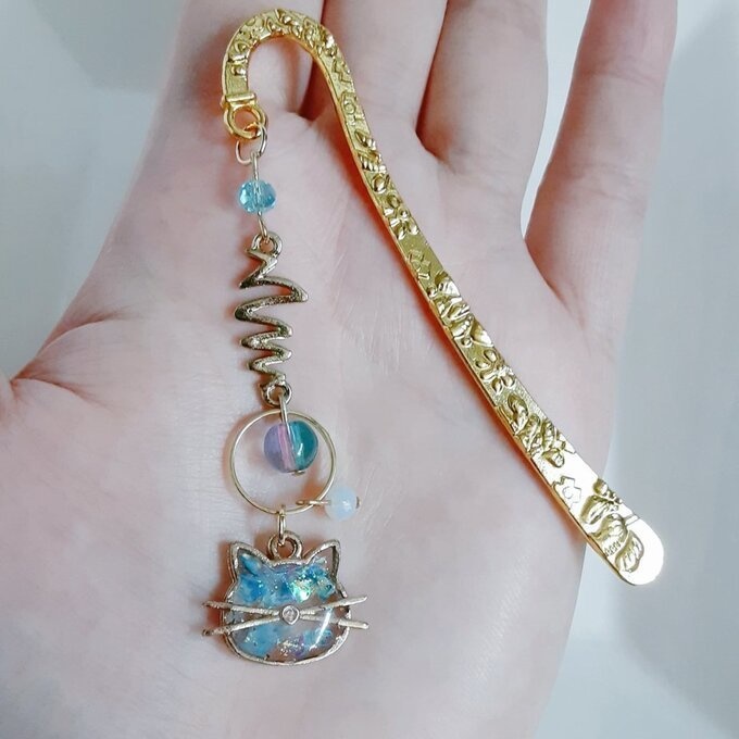 プレゼントにも自分用にもぴったり☆紫陽花ブルーカラーのひげ猫ちゃんのブックマーク/しおり(文庫本用)