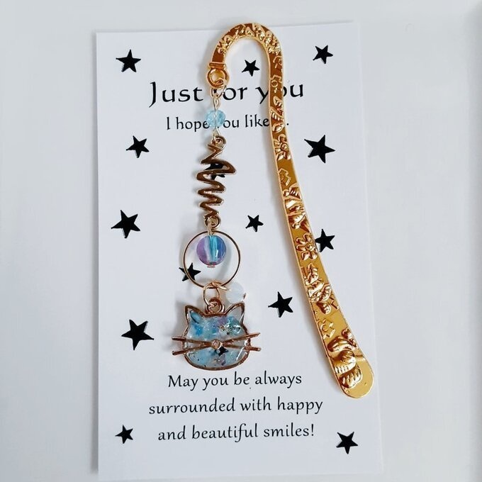 プレゼントにも自分用にもぴったり☆紫陽花ブルーカラーのひげ猫ちゃんのブックマーク/しおり(文庫本用)