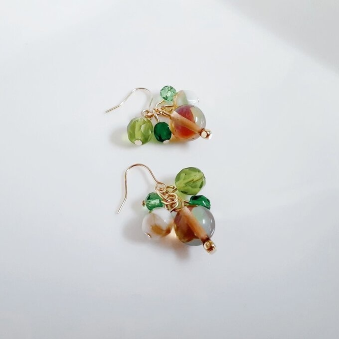 ルナフラッシュとガラスビーズのプチジャラジャラピアス/イヤリング(新緑)