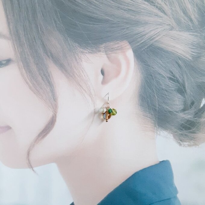 ルナフラッシュとガラスビーズのプチジャラジャラピアス/イヤリング(新緑)