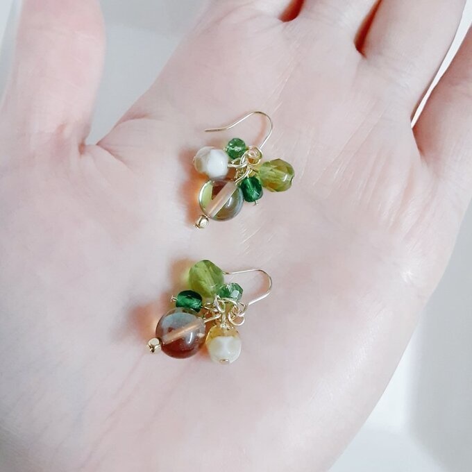 ルナフラッシュとガラスビーズのプチジャラジャラピアス/イヤリング(新緑)