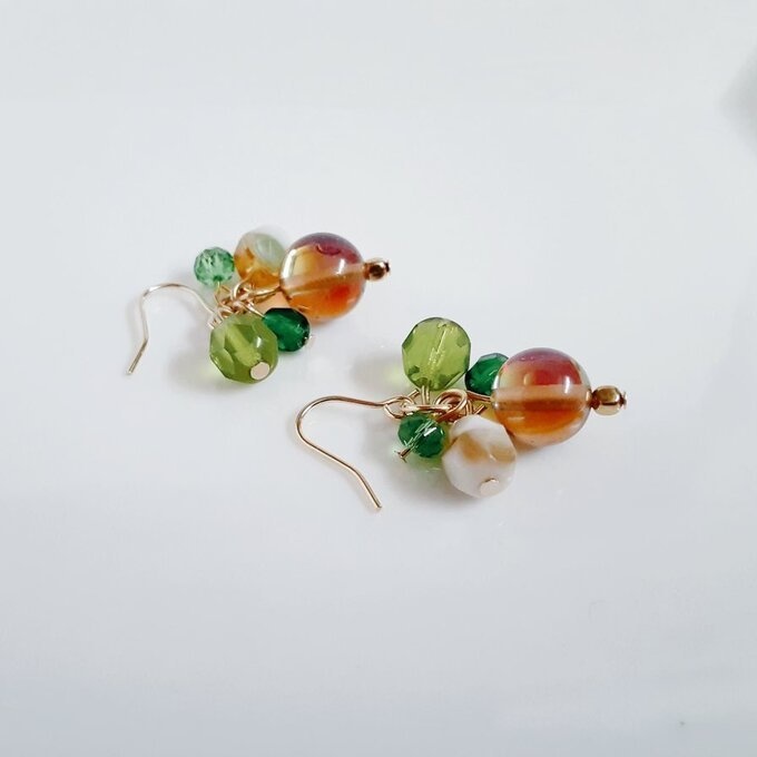 ルナフラッシュとガラスビーズのプチジャラジャラピアス/イヤリング(新緑)