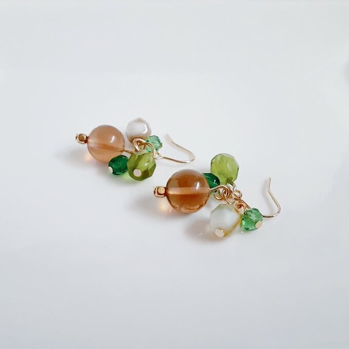 ルナフラッシュとガラスビーズのプチジャラジャラピアス/イヤリング(新緑)