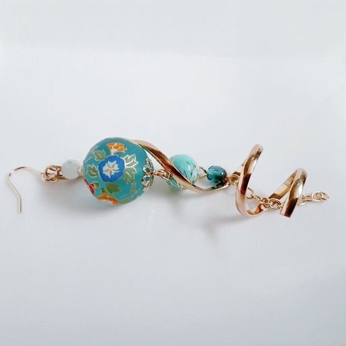 片耳用☆大ぶりのひねりチャームと転写ビーズがそれぞれ揺れる☆和風片耳用ロングピアス/イヤリング(朝顔)