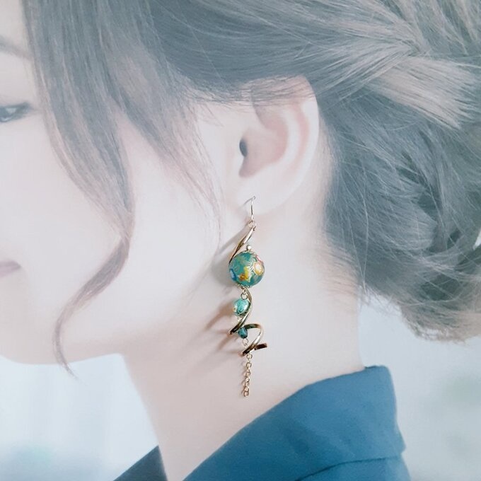 片耳用☆大ぶりのひねりチャームと転写ビーズがそれぞれ揺れる☆和風片耳用ロングピアス/イヤリング(朝顔)