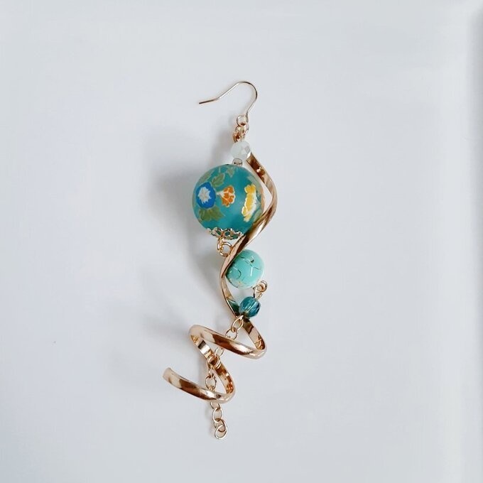 片耳用☆大ぶりのひねりチャームと転写ビーズがそれぞれ揺れる☆和風片耳用ロングピアス/イヤリング(朝顔)