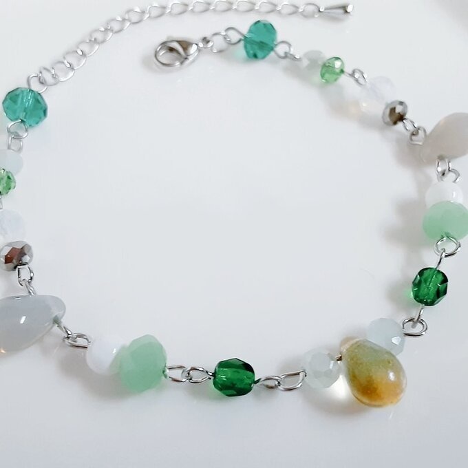 しずくとガラスビーズの木漏れ日グリーンカラーのグラデーション風ブレスレット