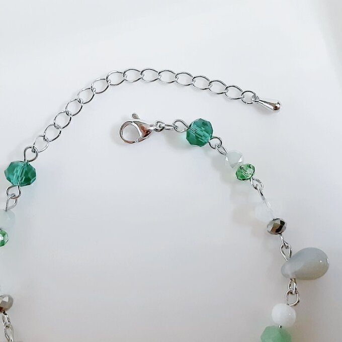 しずくとガラスビーズの木漏れ日グリーンカラーのグラデーション風ブレスレット